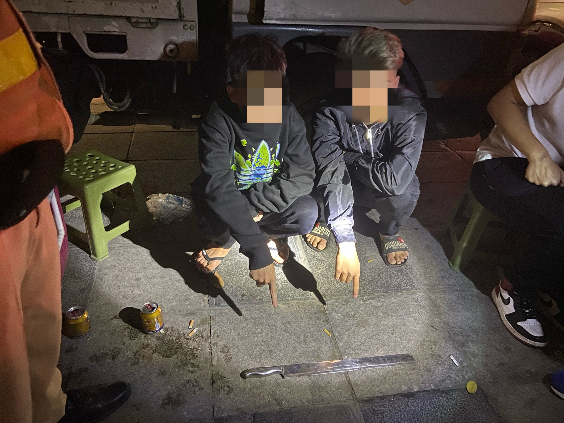 Hai thanh niên mang theo dao bị tổ công tác 141 phát hiện