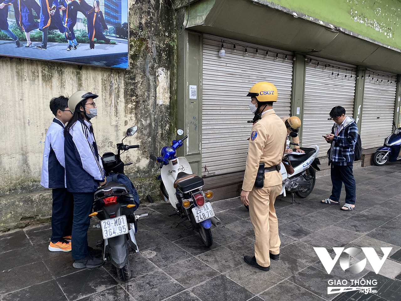 Nhiều trường hợp học sinh trong sáng ngày 20/2 cũng bị lực lượng CSGT xử lý. Trong đó có trường hợp nữ sinh trường THPT Việt Đức tham gia giao thông không đội mũ bảo hiểm.
