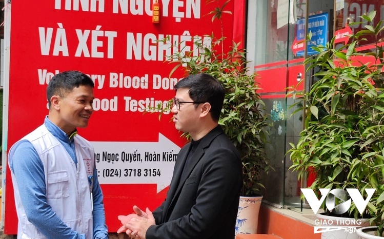 Bác sĩ Vũ Quang Hưng, Phó trưởng khoa Tiếp nhận máu và các thành phần của máu, Viện Huyết học truyền máu Trung ương chia sẻ cùng phóng viên VOVGT tại Điểm hiến máu trên phố cổ 26 Lương Ngọc