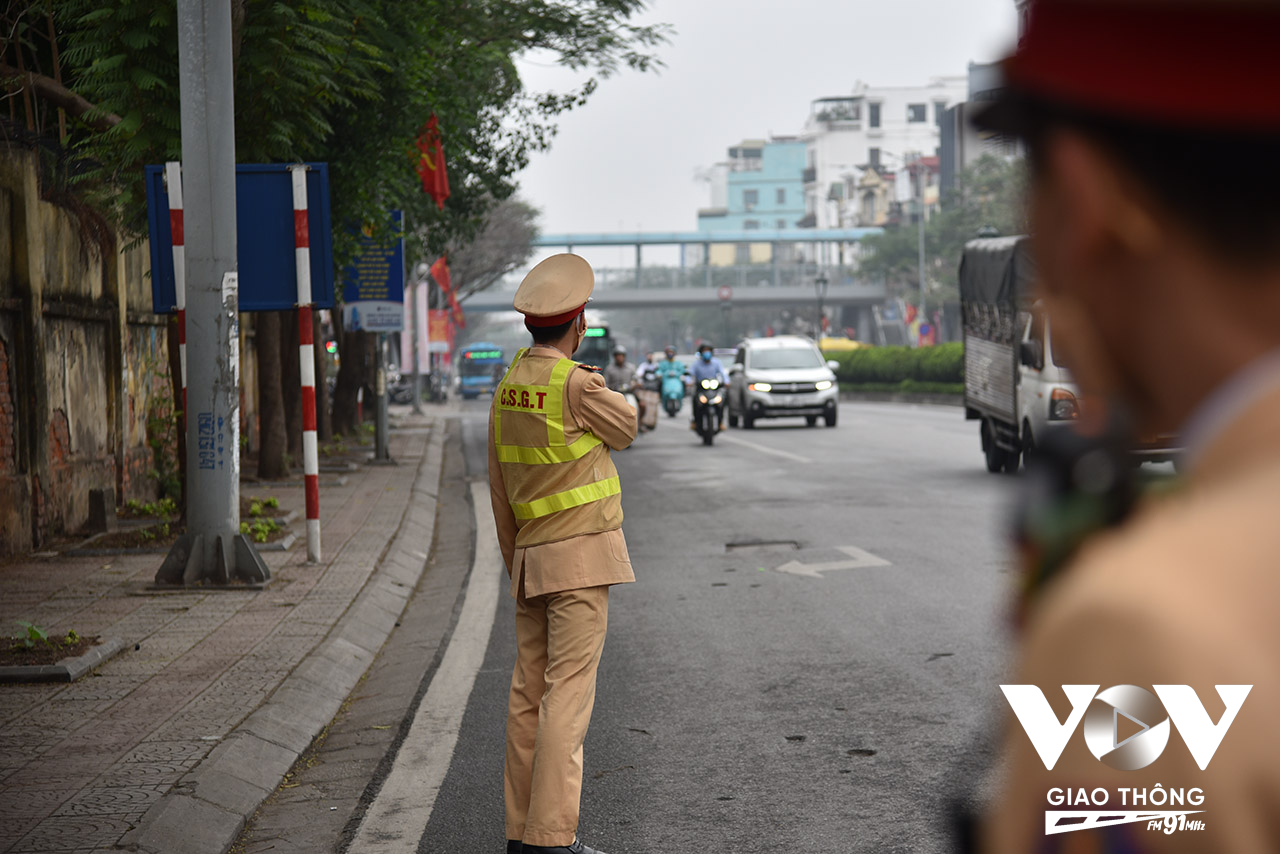 Còn tại tuyến đường Nguyễn Văn Cừ (Long Biên, Hà Nội), trong trưa ngày 20/2, tổ công tác của đội CSGT đường bộ số 5, Phòng CSGT Hà Nội cũng tiến hành lập chốt, kiểm tra việc tuân thủ luật ATGT của các em học sinh.