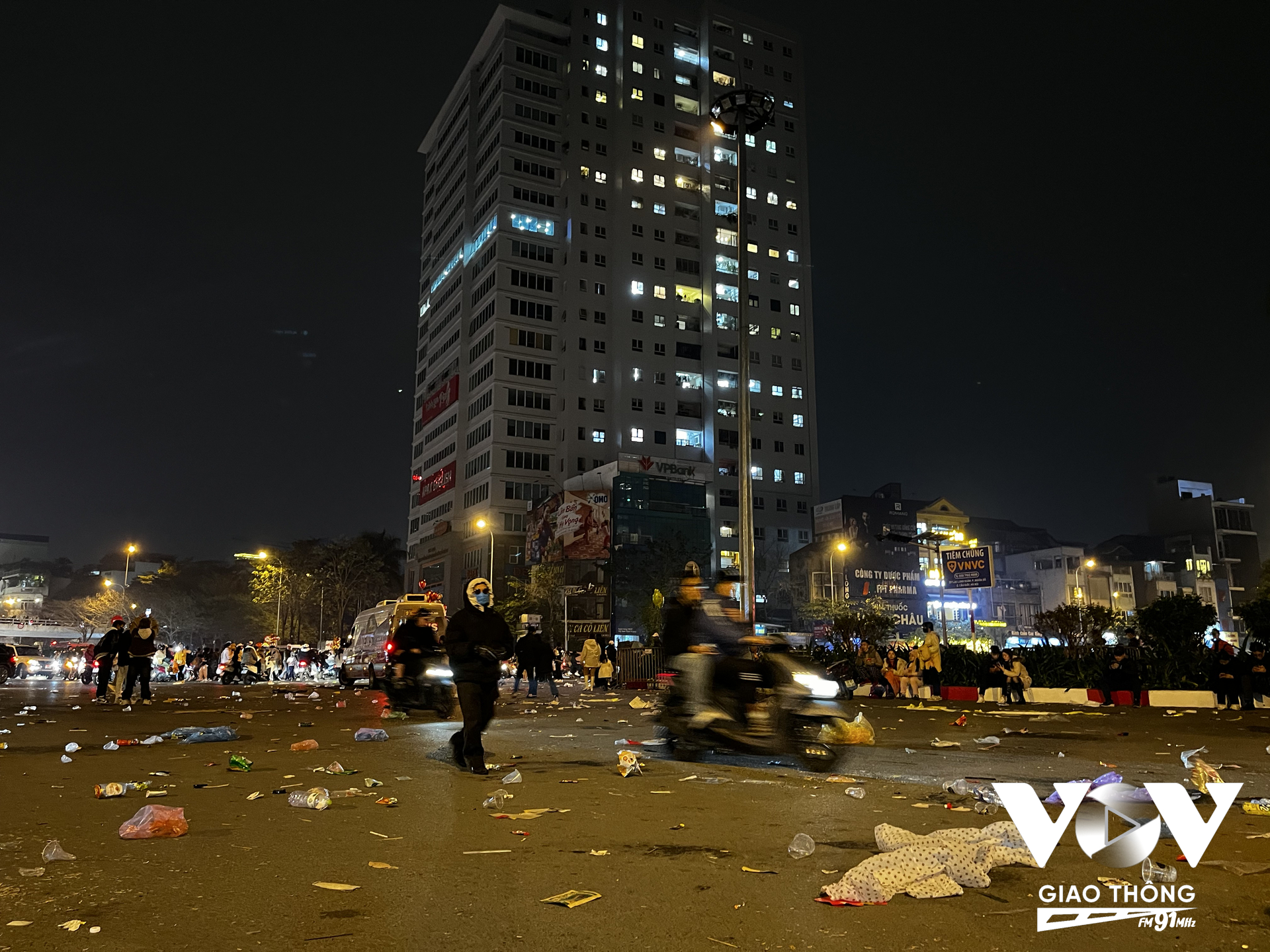 Rác thải ngập phố sau khi xem Lễ hội ánh sáng trên đường Văn Cao-Nguyễn Chí Thanh