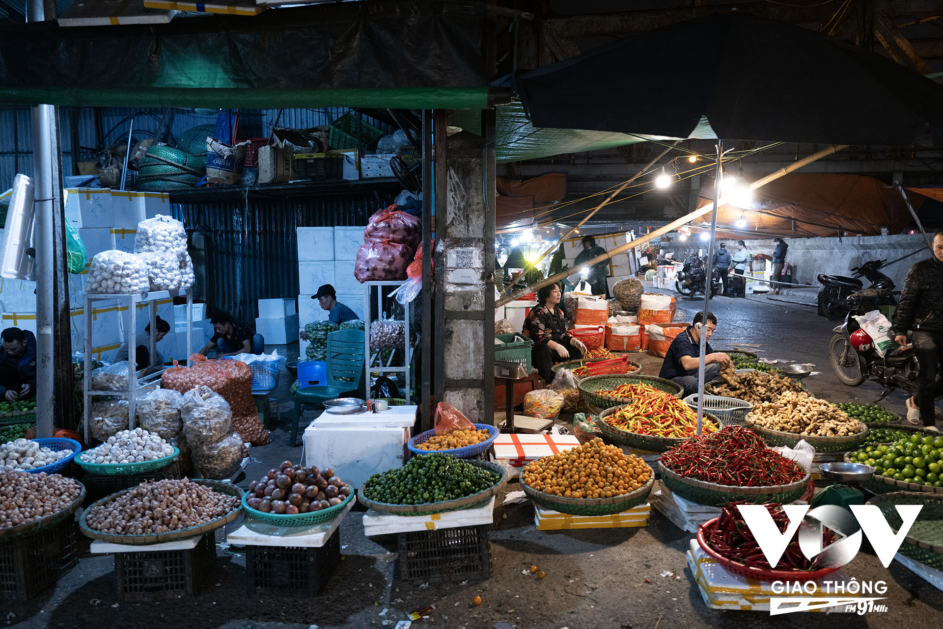 Chợ đầu mối Long Biên chủ yếu kinh doanh các mặt hàng về hoa quả, nguyên liệu gia vị