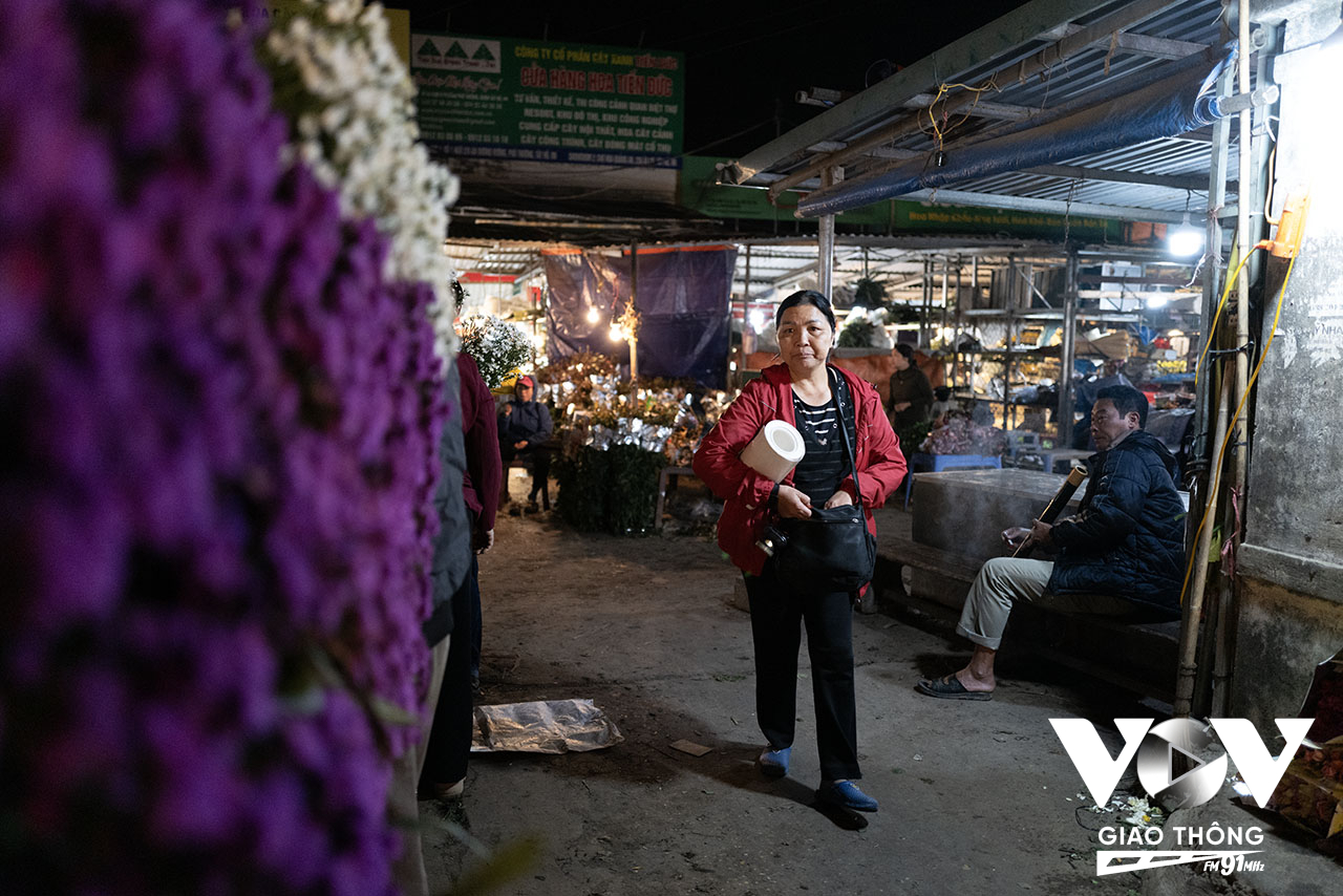 Những người buôn hoa đến mua buôn ở chợ Quảng Bá và mang về các khu chợ khắp trên địa bàn Hà Nội hoặc các vùng lân cận để bán lẻ cho khách