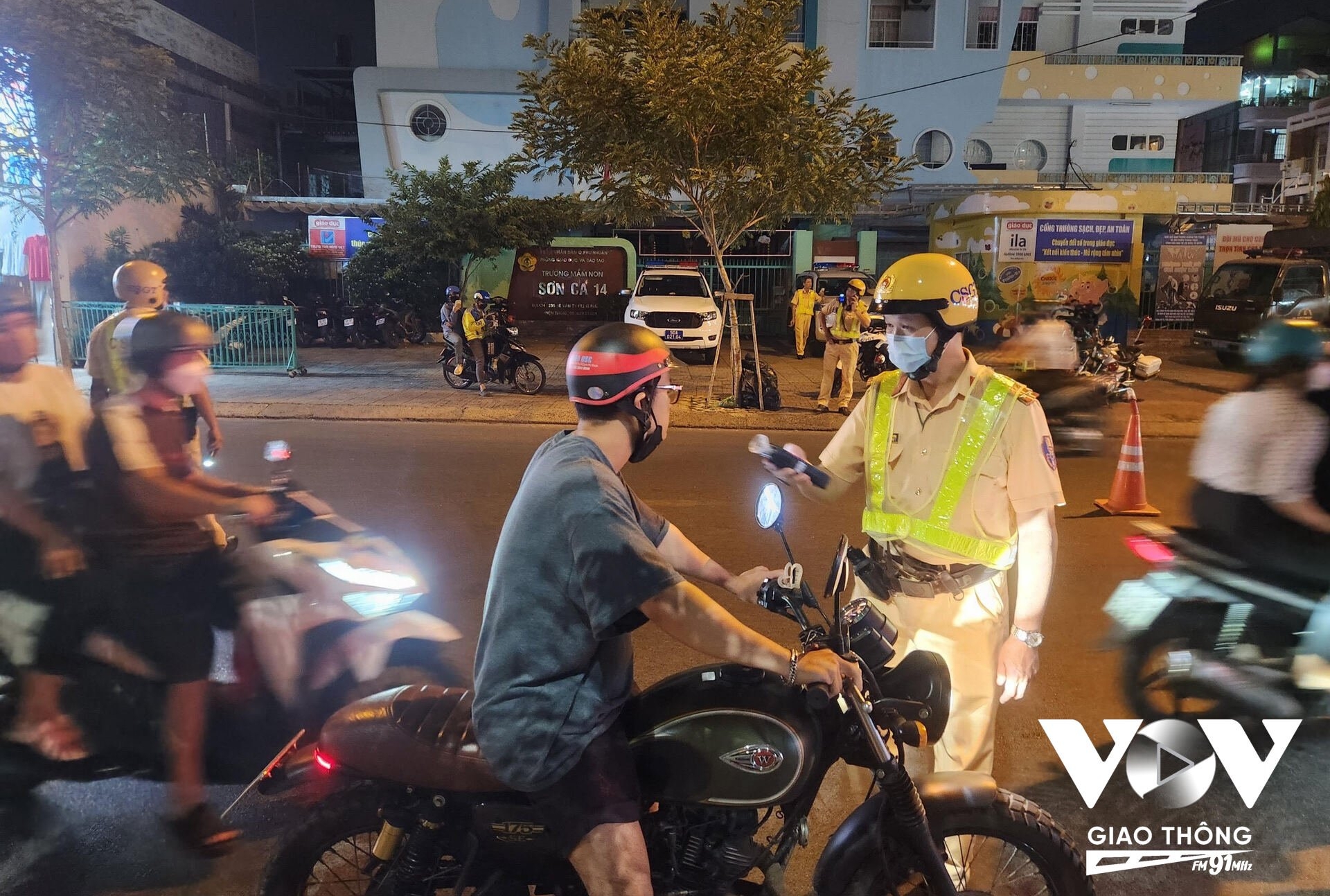 Lực lượng chức năng lập chốt kiểm tra nồng độ cồn tại giao lộ Lê Văn Sỹ - Đặng Văn Ngữ (quận Phú Nhuận).