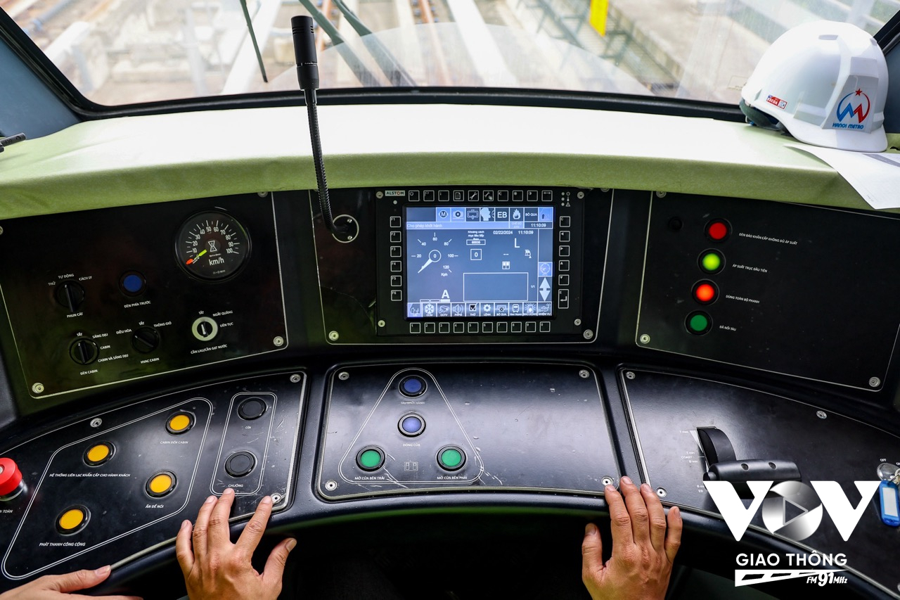 Màn hình điều khiển điện tử và hệ thống bảng điều khiển tại tuyến Metro này được thiết kế bằng tiếng Việt, giúp người lái tàu dễ dàng vận hành hơn.