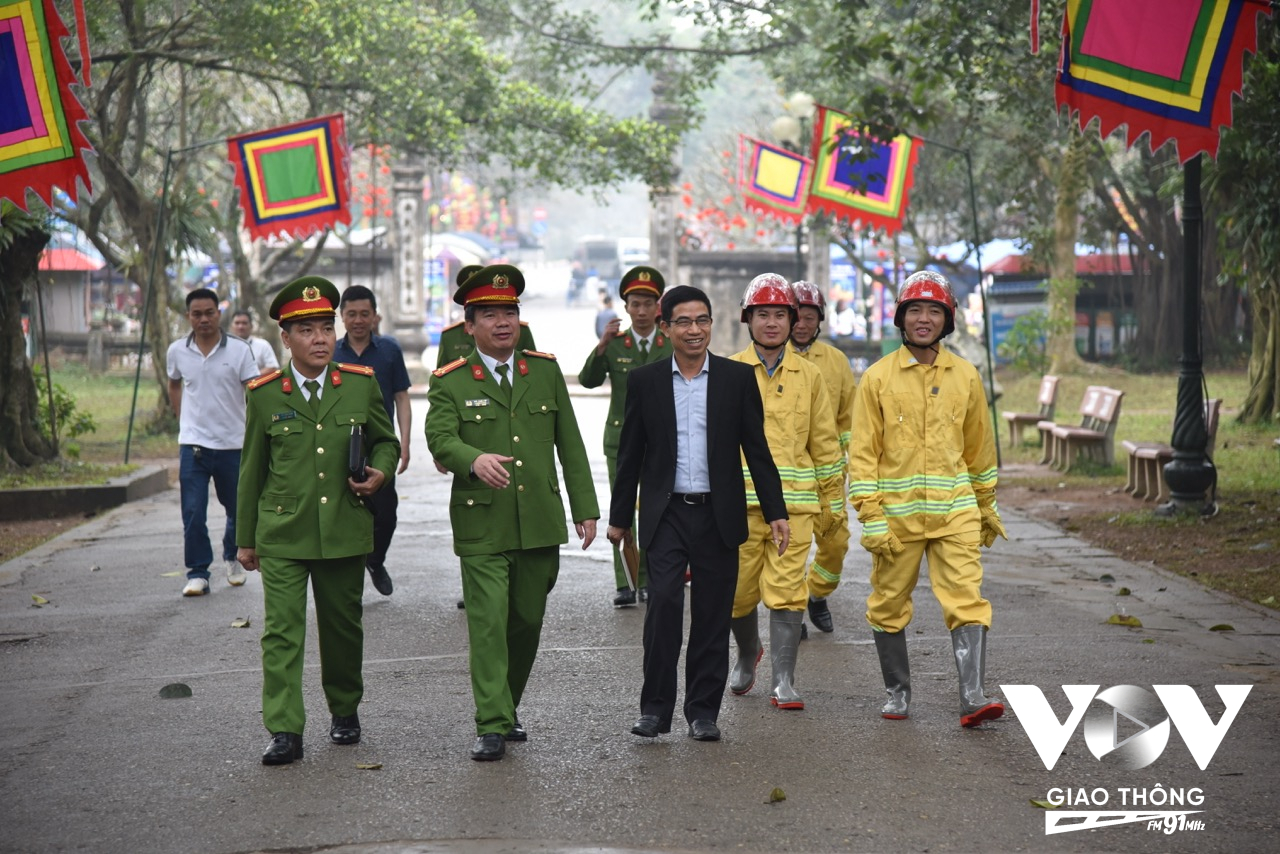 Lực lượng Cảnh sát PCCC&CNCH Công an huyện Sóc Sơn tuyên truyền công tác đảm bảo an toàn PCCC&CNCH tại Quần thể di tích đền Sóc