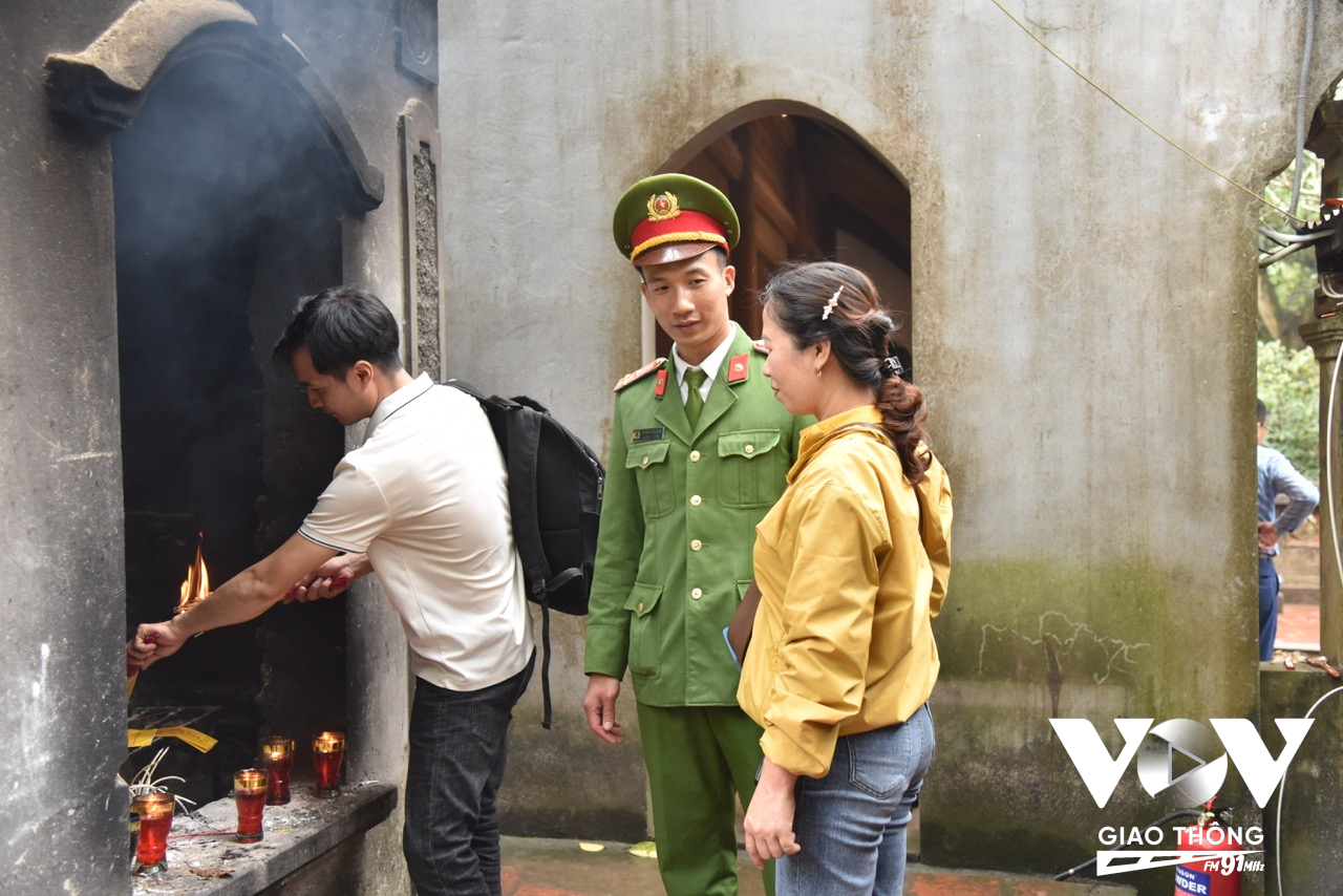 Cảnh sát PCCC&CNCH Công an huyện Sóc Sơn nhắc nhở người dân cần đốt vàng mã và thắp hương thờ cúng đúng nơi quy định