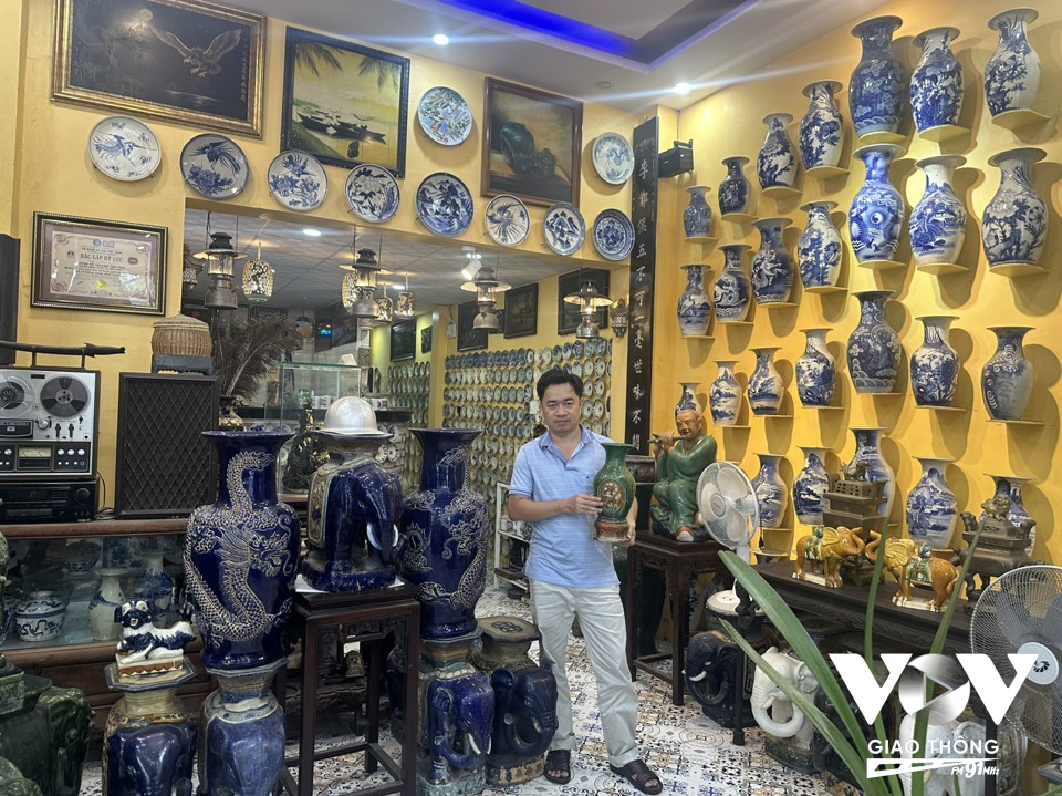 Anh Phạm Văn Hai, người đã sưu tầm và sở hữu hơn 5.000 món đồ cổ