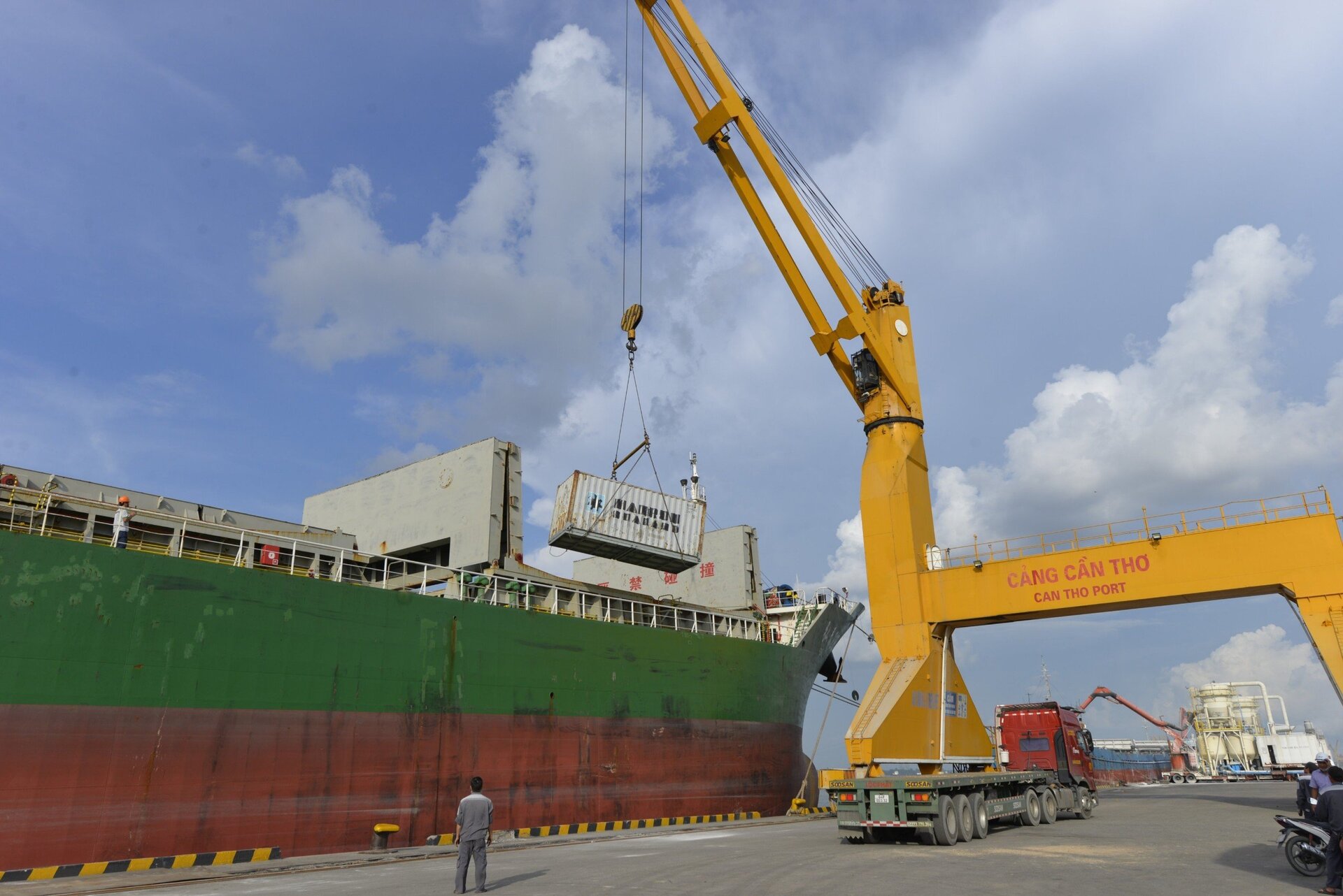 Cụm cảng Cần Thơ hiện nay chỉ mới đón được tàu từ 3.000 - 5.000 tấn, đây là một hạn chế.
