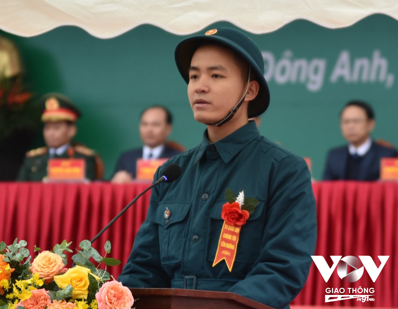 Tân binh Nguyễn Tuấn Anh, công dân xã Cổ Loa (Đông Anh, Hà Nội) thay mặt cho hơn 200 tân binh đọc lời hứa dưới cờ.