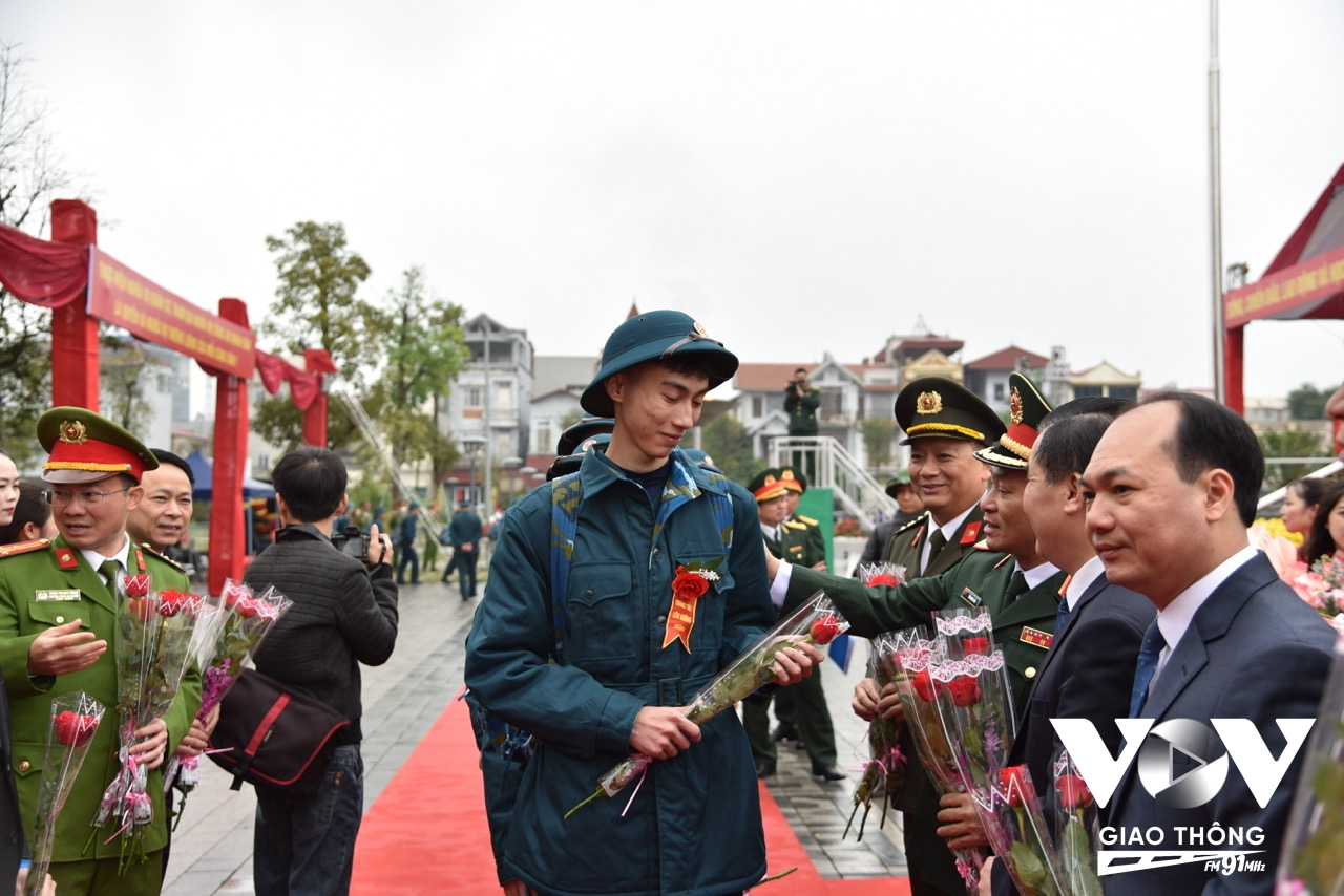 Tặng hoa các tân binh trước khi lên đường nhập ngũ.