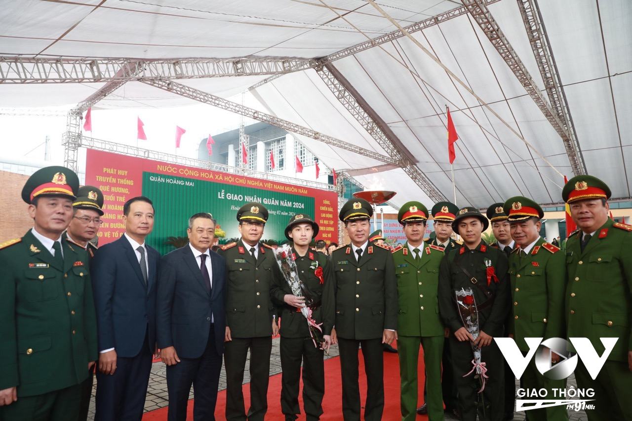 Chủ tịch UBND thành phố Hà Nội Trần Sỹ Thanh và lãnh đạo quận Hoàng Mai tặng hoa động viên các tân binh.