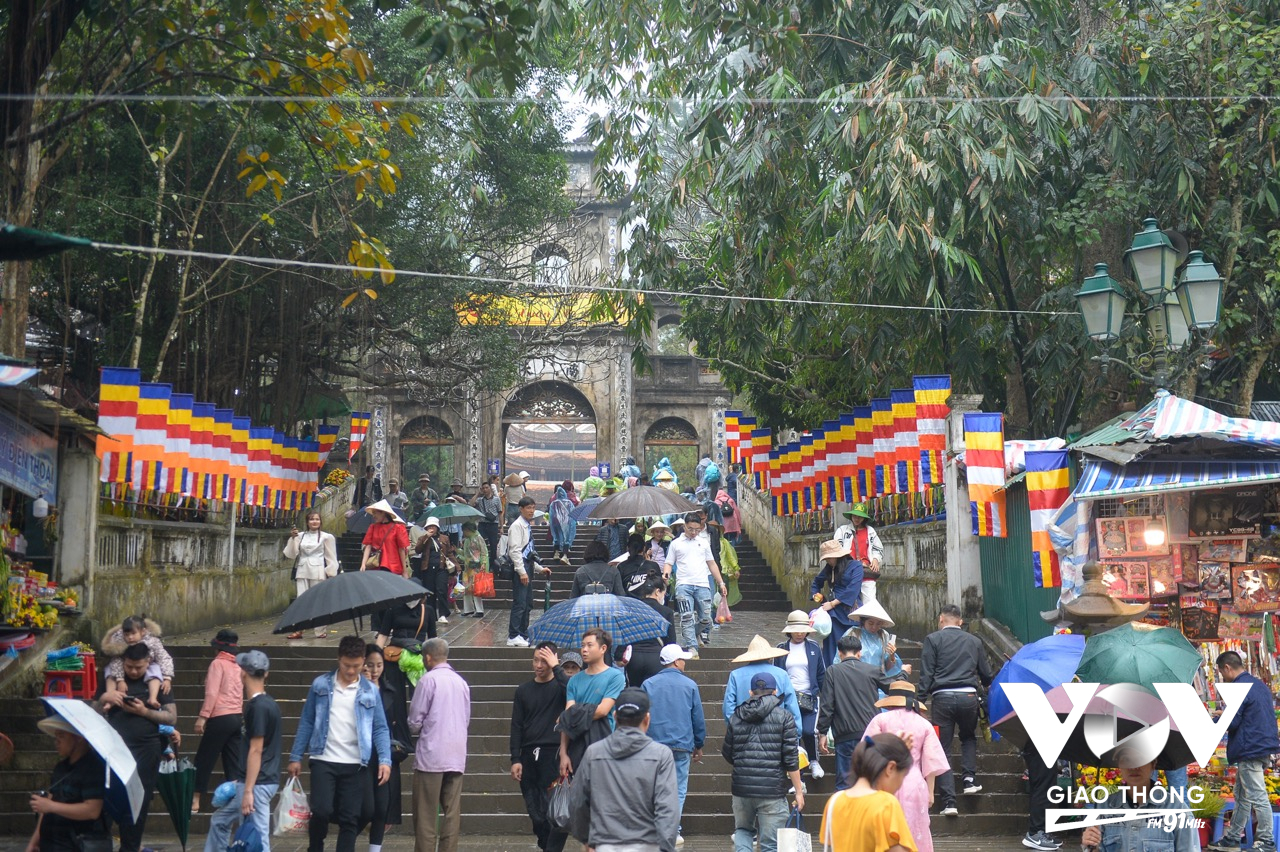 Kể từ khi khai hội, Lễ hội chùa Hương năm 2024 đã thu hút số lượng lớn người dân, du khách và phật tử về hành hương