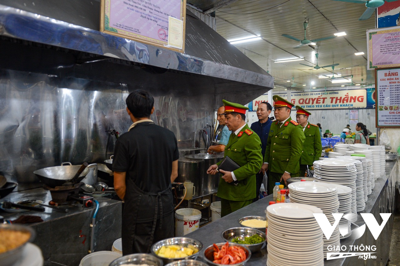 Lực lượng Cảnh sát PCCC&CNCH kiểm tra khu vực bếp của các nhà hàng hoạt động trong khu vực Lễ hội chùa Hương 2024