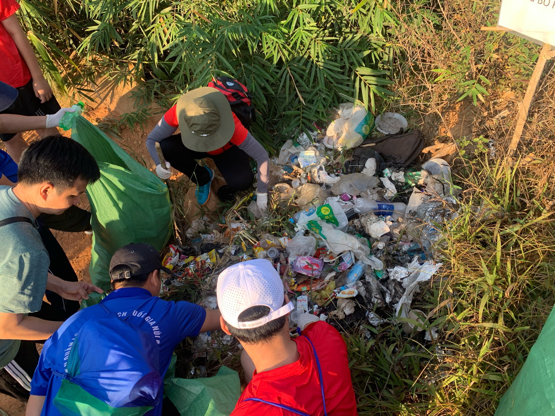 Một chuyến 'trekking nhặt rác' gần nhất của CSC Tây Ninh