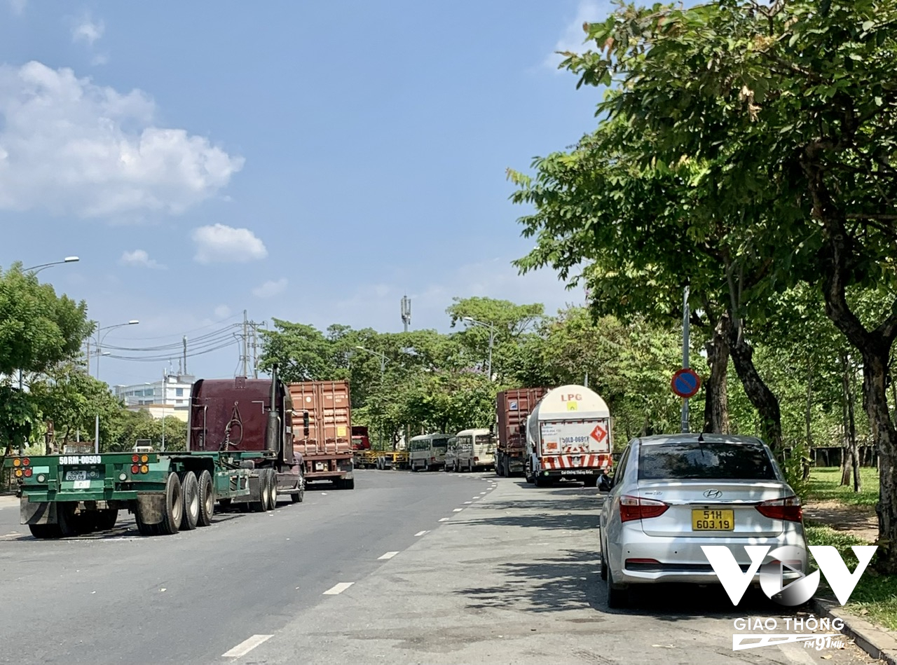 Xe tải, xe container dừng đỗ bất chấp biển cấm trên đường Bến Nghé (KP5, đường Bến Nghé, phường Tân Thuận Đông, quận 7)