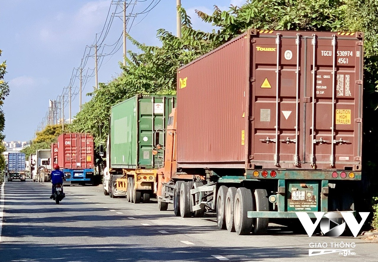 Xe tải, xe container xếp hàng dài lấn chiếm nửa làn đường trên đường liên cảng A5 (KP5, đường Bến Nghé, phường Tân Thuận Đông, quận 7)
