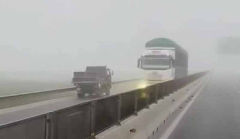 Tài xế chạy xe tải ngược chiều trên cao tốc trong sương mù (Ảnh cắt từ clip)