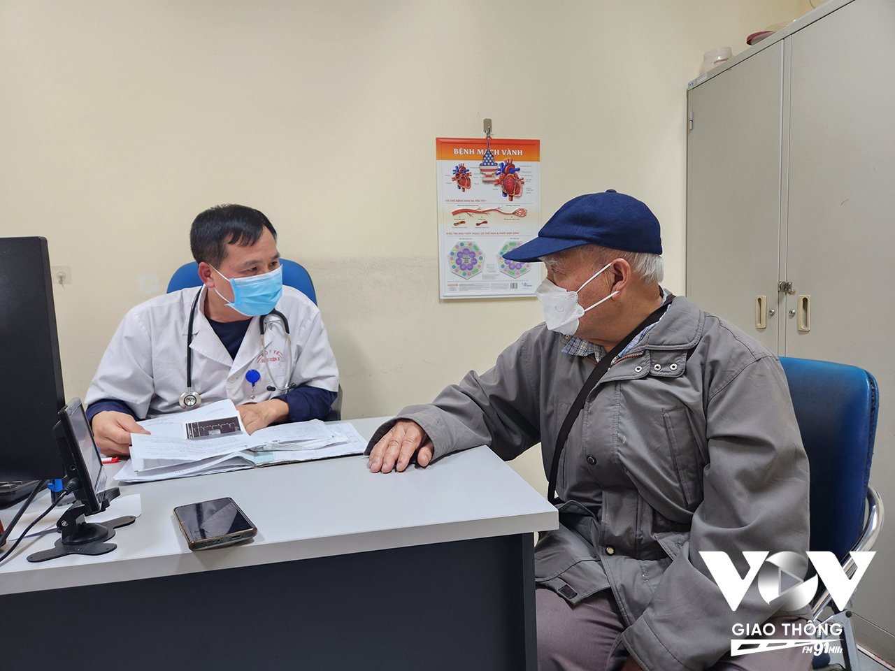 Theo bác sĩ Đặng Duy Chính, Phó trưởng khoa khám bệnh, Bệnh viện E, các thủ tục khám chữa bệnh BHYT được thực hiện tại bàn khám bác sĩ giúp bệnh nhân tiết kiệm thời gian, không phải đi lại nhiều