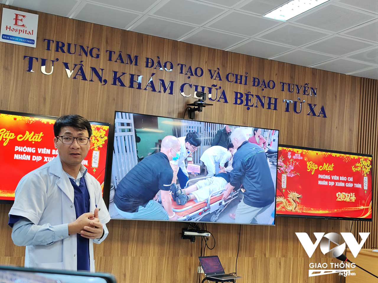 Bác sĩ Nguyễn Công Hựu, Giám đốc bệnh viện E chia sẻ, tỉ lệ thanh toán không dùng tiền mặt qua QR code tại bệnh viện đã đạt 50%, giúp giảm tải rất lớn cho bộ phận tài chính kế toán