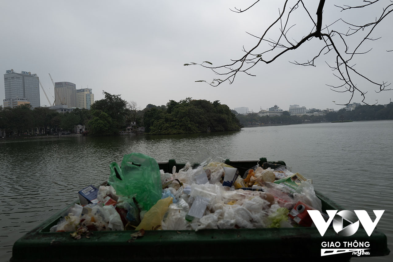 Ngay ở Thủ đô, nơi thu hút rất lớn lượng khách du lịch quốc tế mỗi khi đến Việt Nam,nhưng môi trường du lịch cũng như môi trường tự nhiên đều ô nhiễm ở mức báo động