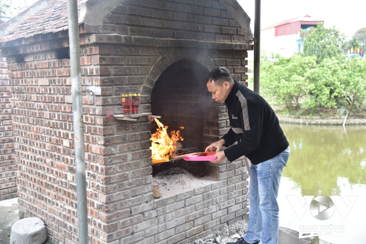 Khu vực đốt vàng mã tại Chùa Đậu được bố trí riêng biệt, đảm bảo an toàn cháy nổ