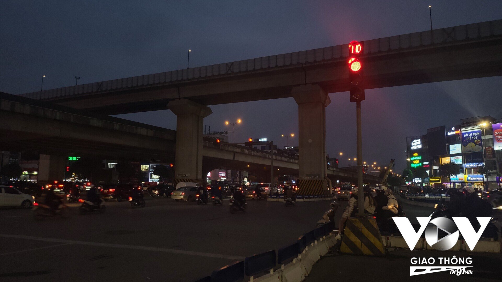 Số giây đèn tín hiệu thông tại ngã tư Nguyễn Trãi – Khuất Duy Tiến – Nguyễn Xiển (quận Thanh Xuân, Hà Nội) kết quả cho thấy hướng từ Khuất Duy Tiến - Nguyễn Xiển đèn đỏ là 110 giây, còn đèn xanh là 45 giây.