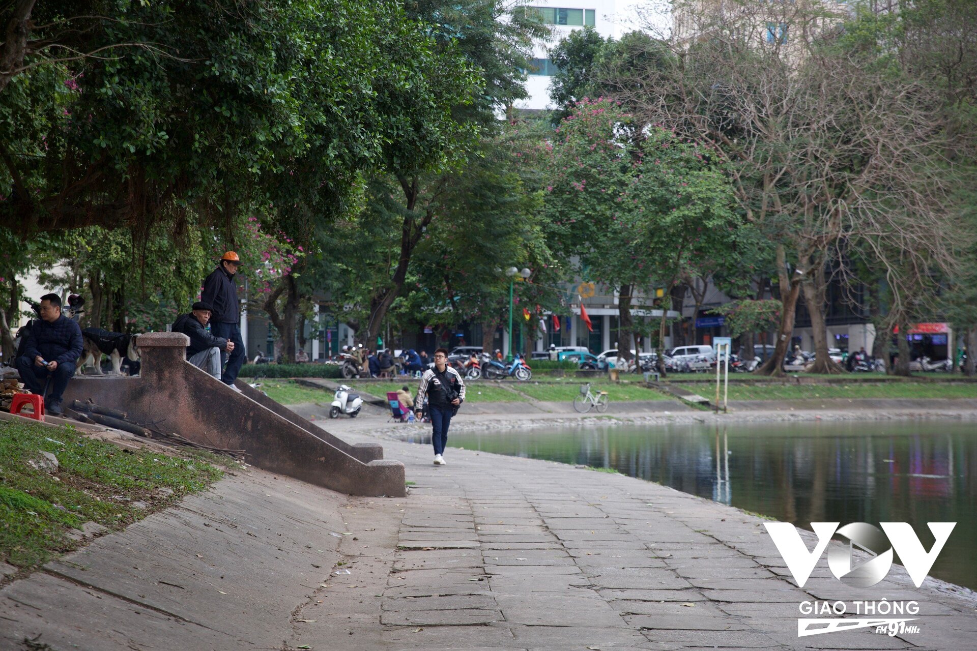 Xung quanh Hồ Thiền Quang, các tuyến đường đều có lòng đường, vỉa hè rộng, cây xanh bóng mát. Khu vực ven hồ là nơi người dân và du khách đến vãn cảnh, tập thể dục và tham gia các hoạt động ngoài trời