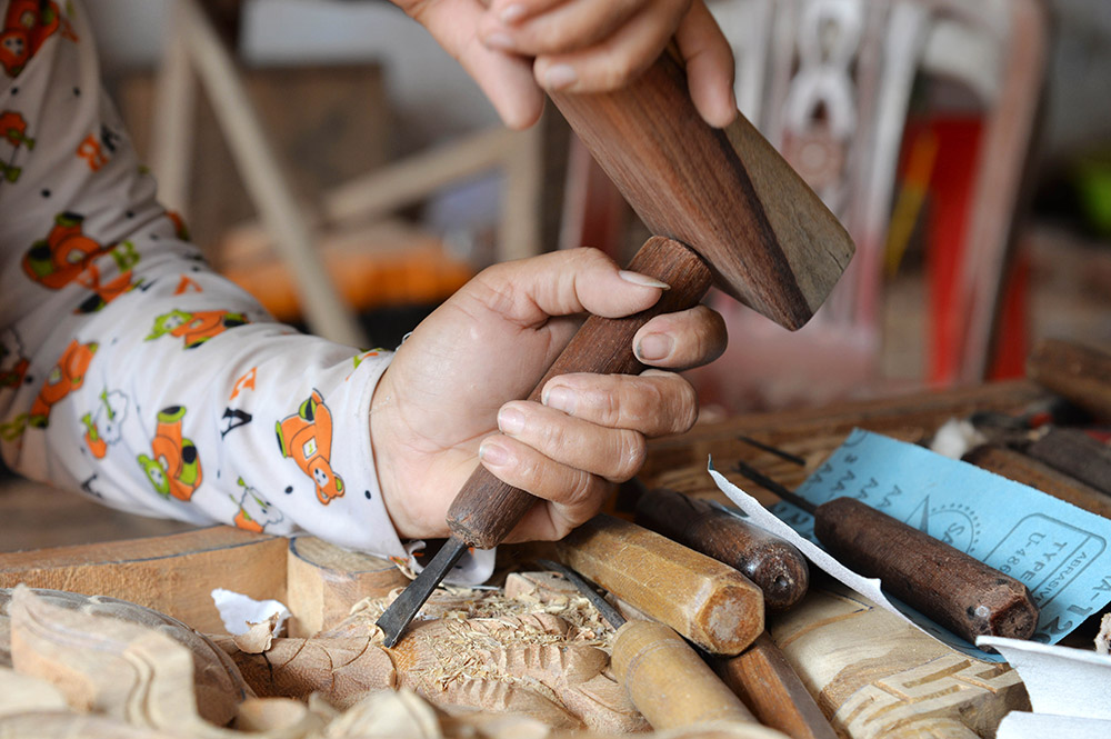 Để tạo nên những sản phẩm tinh xảo, nghề chạm khắc gỗ cần đến rất nhiều dụng cụ chuyên dụng - Nguồn Báo An Giang