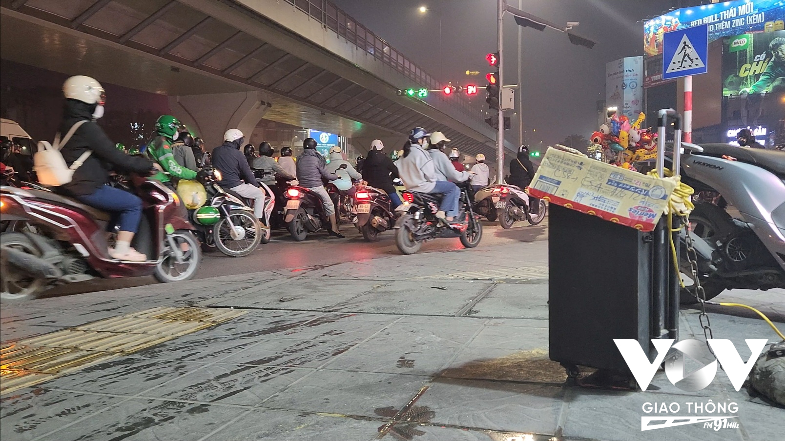 Tại ngã tư Minh Khai-Tam Trinh, người tham gia giao thông dừng chờ đèn đỏ vừa chịu đựng tiếng còi xe, vừa bị tra tấn bởi chiếc loa bật nhạc remix của cửa hàng