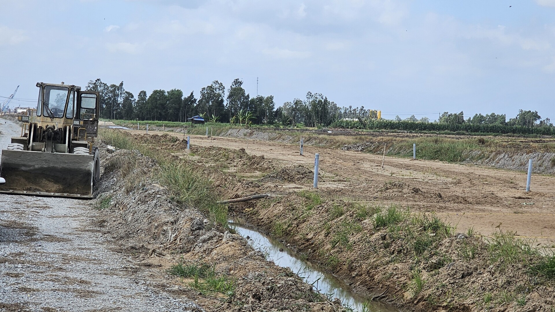 Cao tốc Cần Thơ - Cà Mau, đoạn qua địa bàn xã Lương Nghĩa, huyện Long Mỹ, tỉnh Hậu Giang đang được triển khai