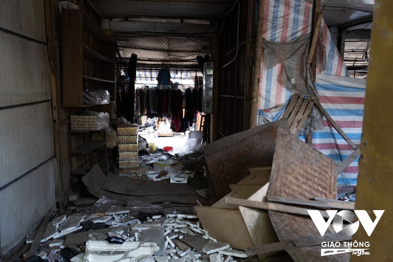 Chỉ trong vài ngày, hàng trăm tiểu thương chợ Mai Động 'nháo nhào' tìm cách bán tống bán tháo hàng hóa nhằm thu hồi vốn. Hầu hết đều bị thiệt hại nặng nề do phải bán gấp lượng hoàng hóa lớn