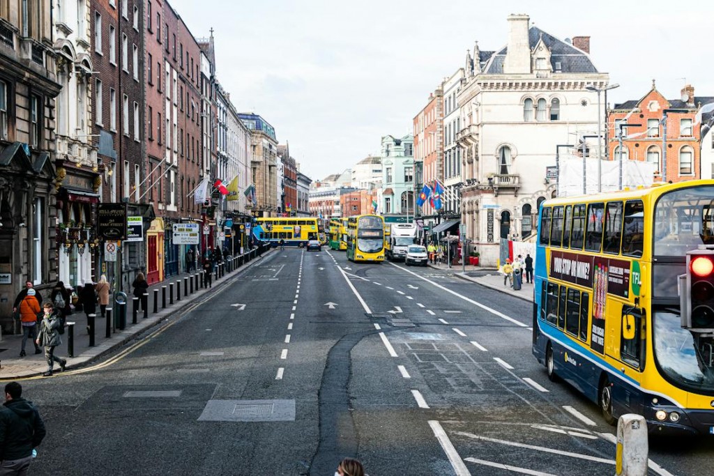Dublin sẽ phải cải thiện giao thông công cộng nếu muốn chính sách cấm xe cá nhân đi vào trung tâm có hiệu quả. Ảnh: Carsifu