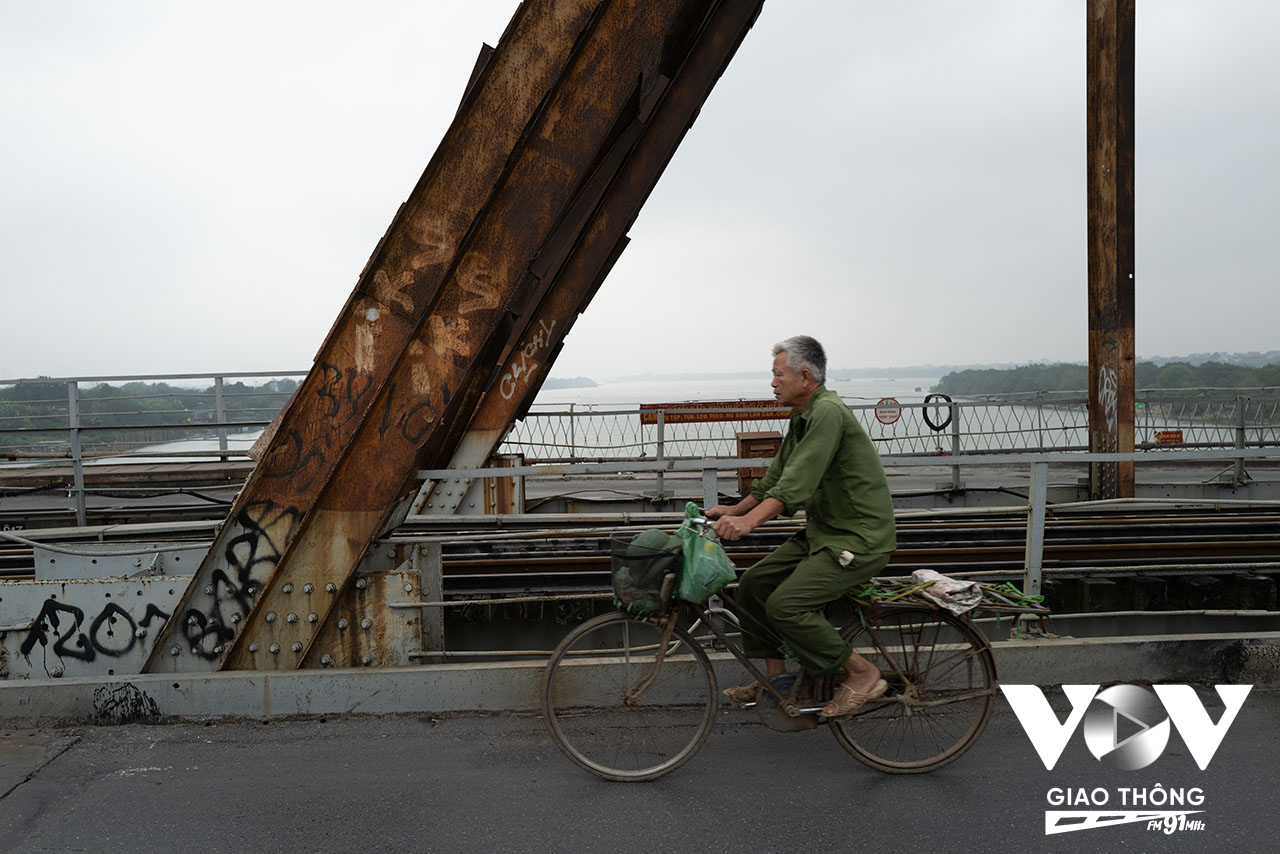 Một cụ ông đạp xe qua cầu Long Biên...