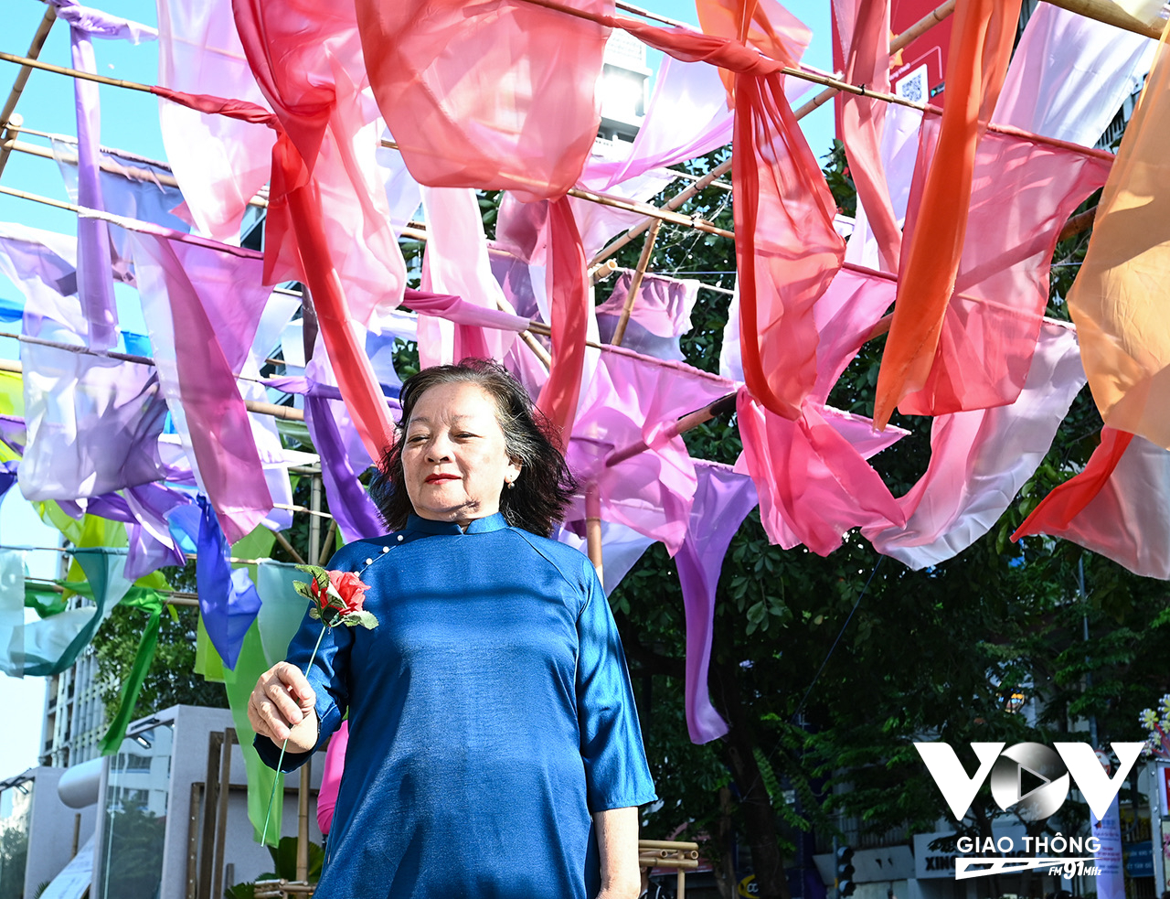 Cô Thu Nguyệt đến từ UBND phường 15, quận 4, năm nay đã gần 70 tuổi tham gia chương trình đồng diễn áo dài, chia sẻ: “Năm nào cô cũng tham gia đồng diễn để hưởng ứng, ủng hộ áo dài truyền thống. Năm ngoái đông lắm, có nhiều người nổi tiếng đến tham gia đồng diễn hơn năm nay.”