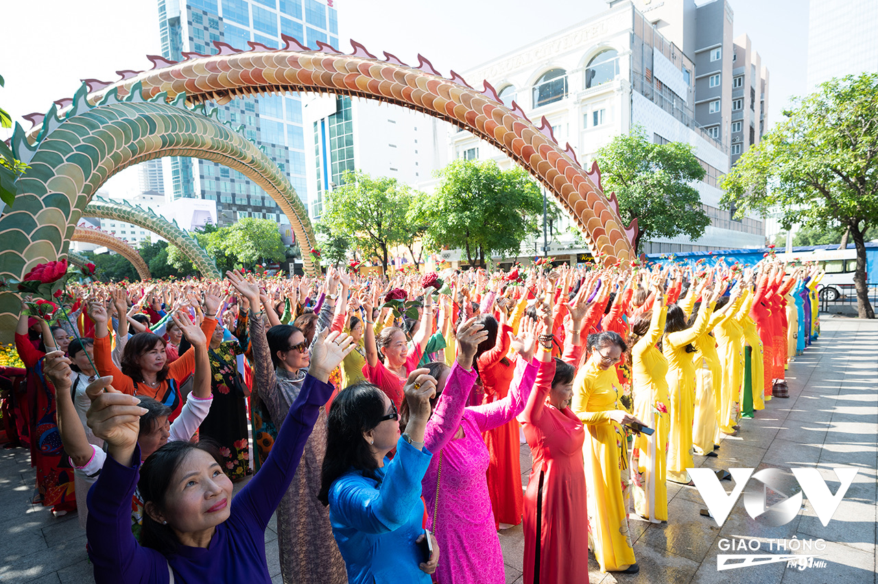 Dù thời tiết Sài Gòn nắng khá gay gắt, các “bóng hồng” vẫn xinh tươi, hào hứng trong ngày hội Áo dài TP. HCM nhân dịp ngày Quốc tế phụ nữ 8/3.