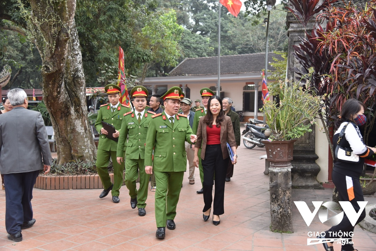 Lực lượng Cảnh sát PCCC&CNCH Công an huyện Ứng Hòa tuyên truyền công tác an toàn PCCC tại Di tích Đền Đức Thánh Cả