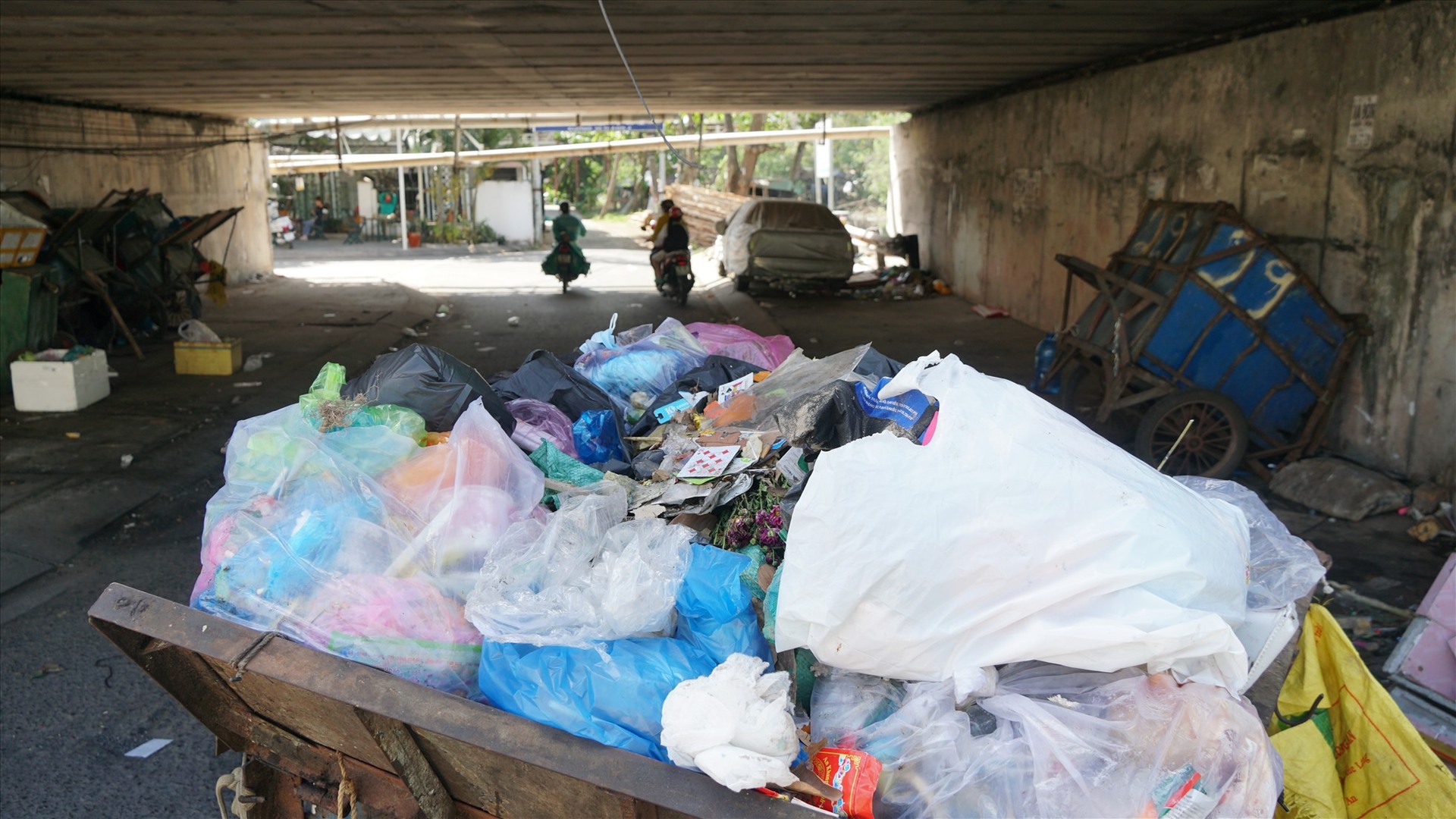 Bãi tập kết rác tại khu vực chân cầu Đầu Sấu (P. Hưng Lợi, Q. Ninh Kiều). Ảnh: Báo Lao động