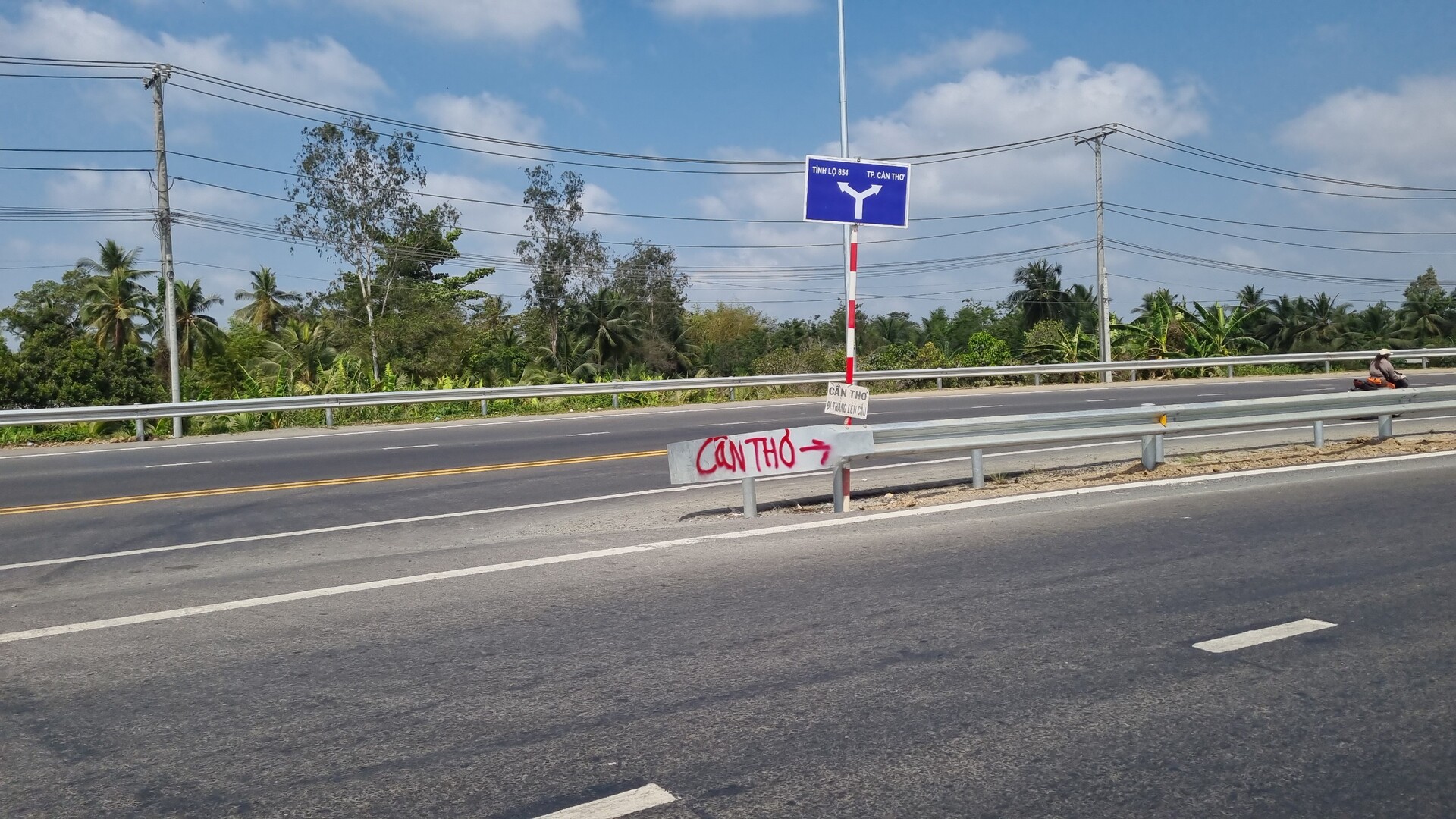 Tấm biển phụ được gắn dọc theo đường dẫn từ thị xã Bình Minh lên cầu Chà Và, tại đây có 2 nhánh đường, nếu không chú ý, người đi đường muốn về Cần Thơ lại đi lạc sang đường tỉnh 854 về Đồng Tháp.