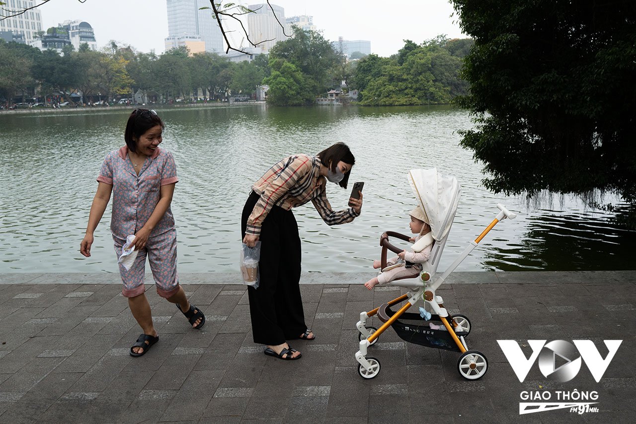 Người mẹ hạnh phúc bên con nhỏ cạnh Hồ Hoàn Kiếm