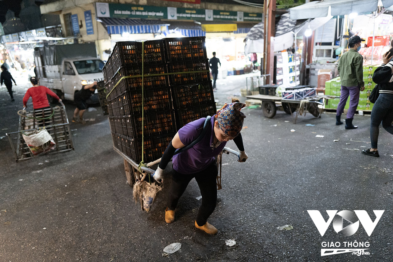 Công việc vất vả hằng ngày của những người phụ nữ làm nghề kéo hàng thuê ở chợ đầu mối Long Biên
