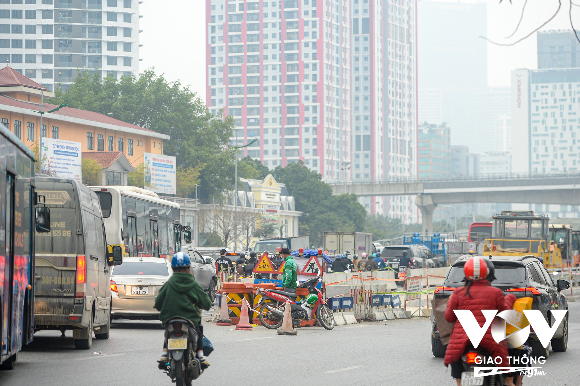 Tuy nhiên, tình hình giao thông tại nút giao Mai Dịch (quận Cầu Giấy, Hà Nội) trong quá trình cầu vượt này thi công lại rất ùn tắc.
