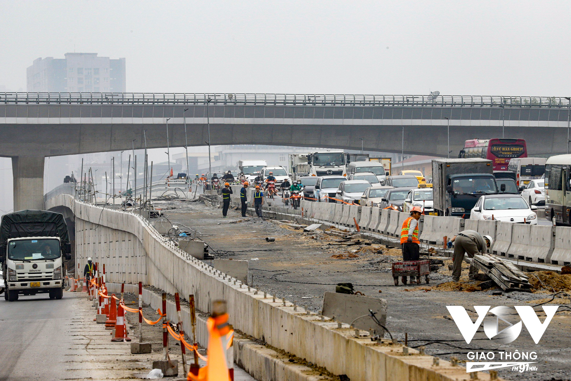 Theo phương án được phê duyệt, mỗi bên cầu vượt Mai Dịch sẽ được xây dựng một đơn nguyên cầu đô thị rộng 7,75m gồm một làn xe cơ giới (3,5m) và một làn xe hỗn hợp (3m), còn lại là dải an toàn và bó vỉa.