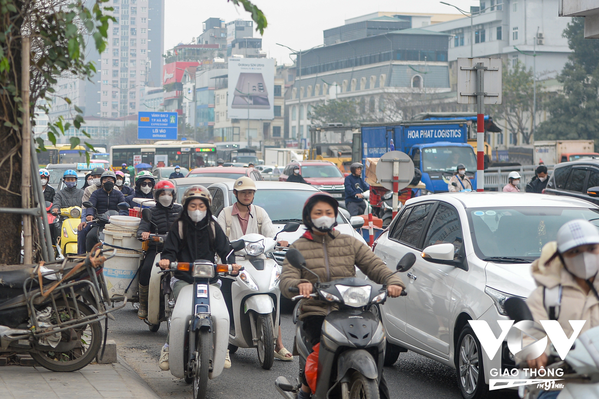 Lượng phương tiện tăng cao từ hướng Phạm Văn Đồng đi Phạm Hùng.