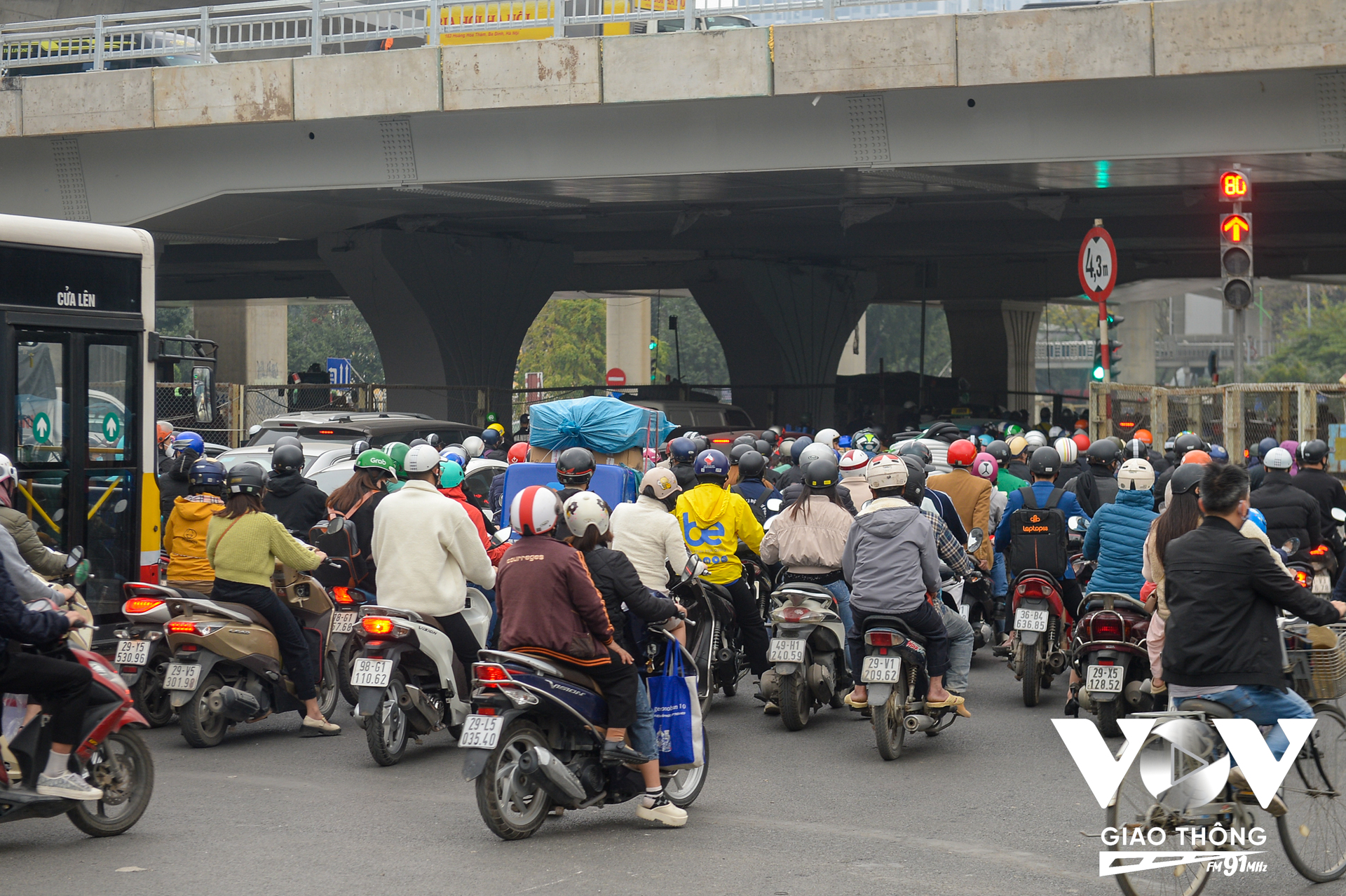Các phương tiện từ hướng Hồ Tùng Mậu (Nam Từ Liêm) đi Xuân Thủy (Cầu Giấy) chen chúc nhau qua gầm cầu vượt Mai Dịch.