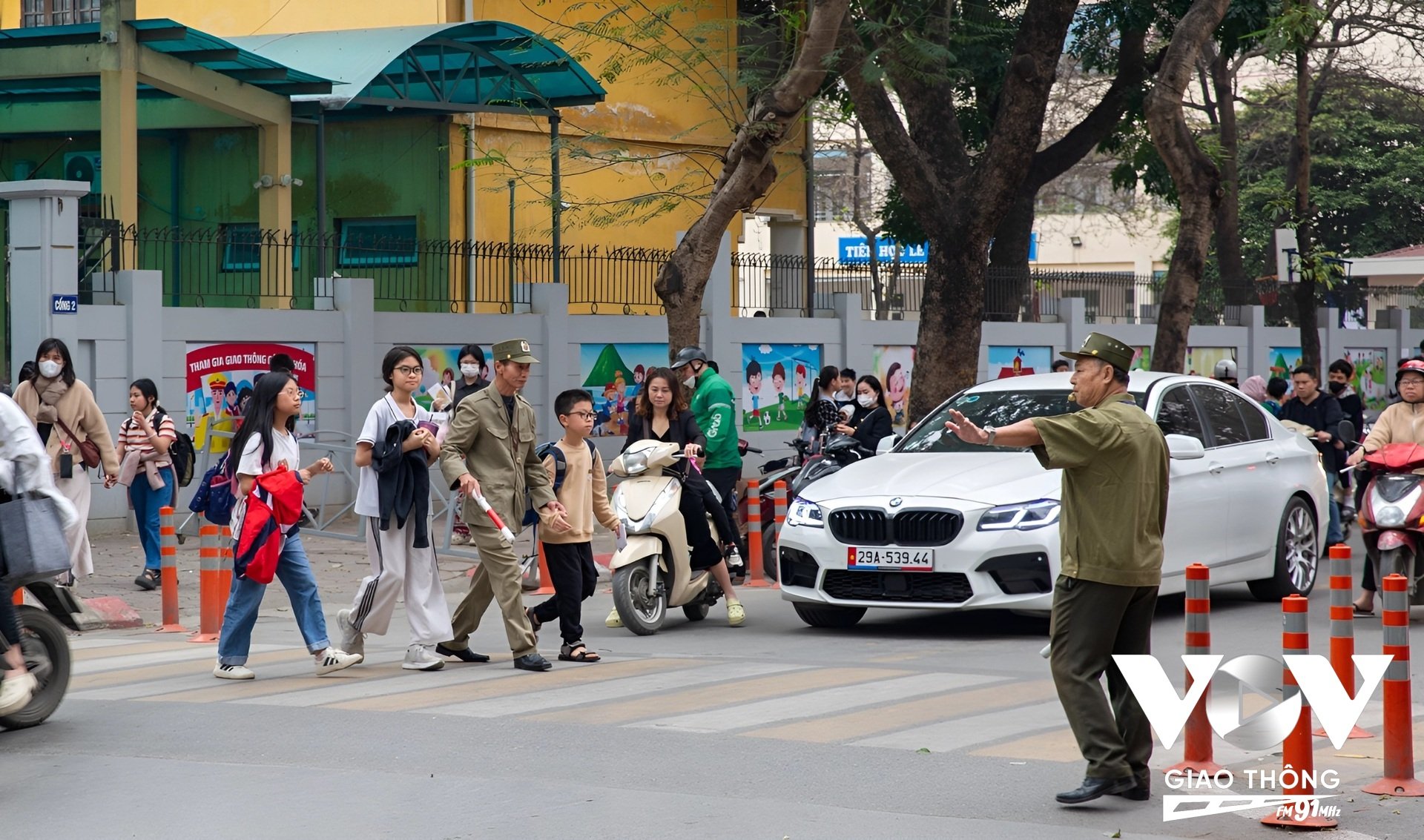 Ghi nhận thực tế vào khung giờ cao điểm chiều tại trường Tiểu học Nguyễn Du, đã không còn xuất hiện cảnh tắc nghẽn và ùn ừ