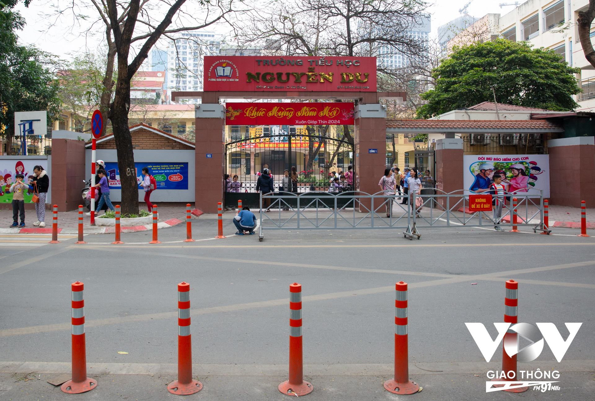 Sở GTVT Hà Nội vừa điều chỉnh tổ chức giao thông khu vực cổng trường Tiểu học Nguyễn Du (Hà Đông, Hà Nội)