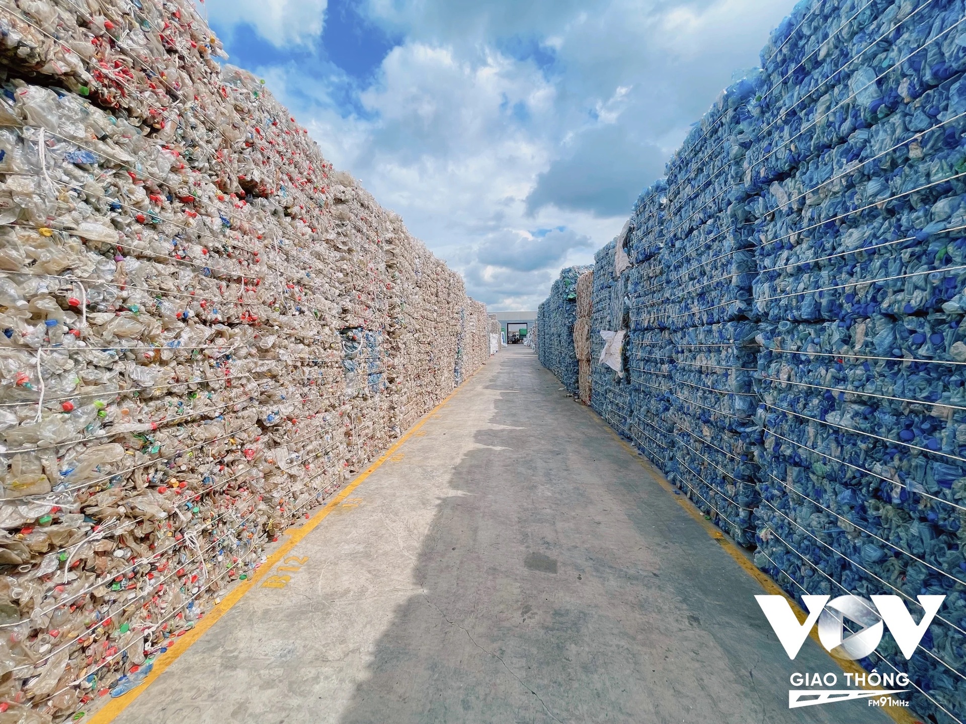Theo ước tính mỗi năm Việt Nam tiêu thụ khoảng 6,2 triệu tấn nhựa. Điều này cũng đồng nghĩa với lượng rác thải nhựa thải ra rất lớn cần phải xử lý