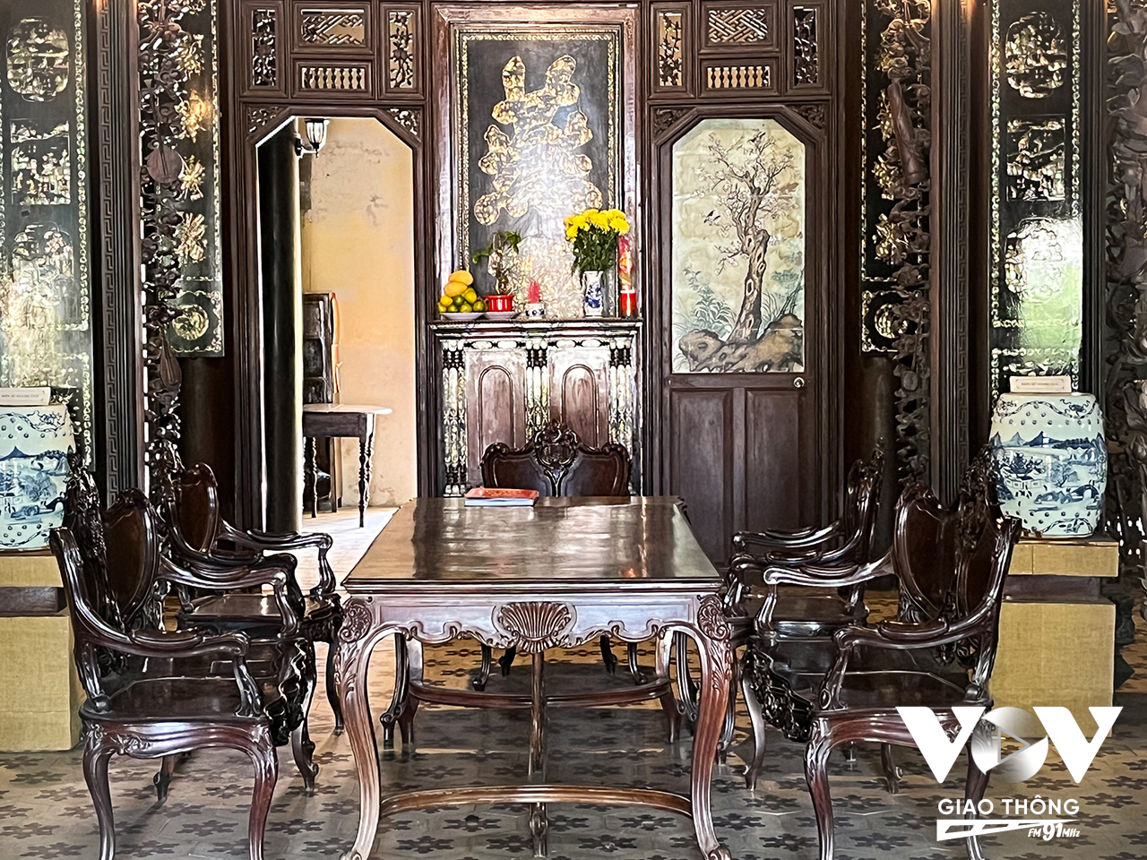 Các nội thất trong nhà đều được thiết kế bằng vật liệu quý như chiếc giường Thất Bảo hay bộ bàn ghế mang phong cách Louis