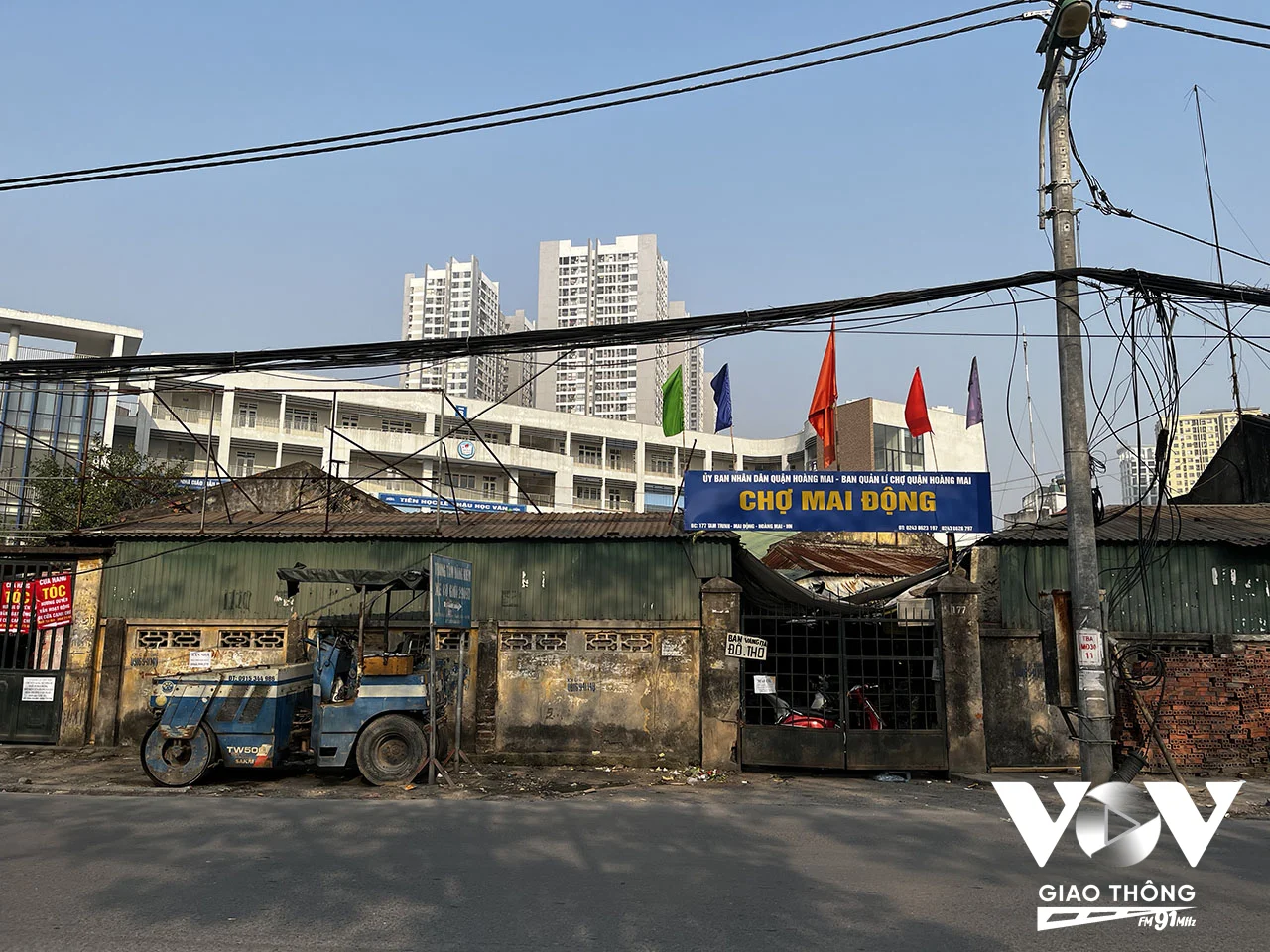 300 hộ kinh doanh ở chợ Mai Động được thông báo 'khẩn cấp' phải dọn ra khỏi chợ để trả lại mặt bằng cho Dự án mở rộng đường Tam Trinh. Ảnh: Quang Hùng